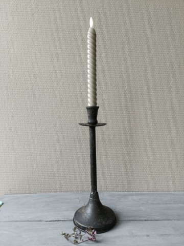 Vintage zwarte metalen kandelaar met een dinerkaars voor een sfeervol accent in huis
