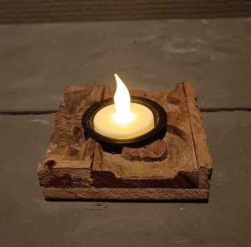 Metalen waxinelichthouder vierkant met brandend waxinelichtje voor extra sfeer in huis