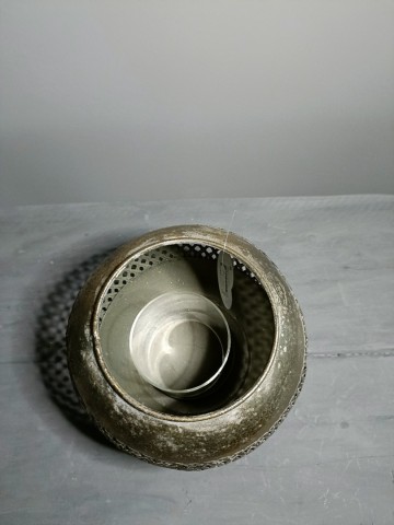 Windlicht bol gold 20x15 gezien van bovenaf, met zicht op de binnenring voor het theelichtglas en de ronde gouden vorm