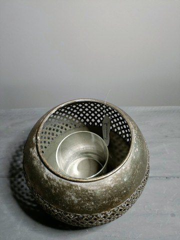 Zago Cutting Bol Gold windlicht schuin van boven gefotografeerd, waarbij zowel de perforaties als de ronde bolvorm mooi zichtbaar zijn