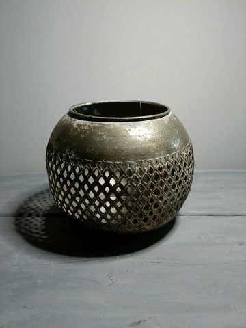 Windlicht bol gold 20x15 goudkleur, vooraanzicht met zichtbaar geperforeerd patroon en warme metalen structuur