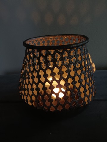Zago windlicht 18×15 cm met brandend waxinelichtje, warm licht door het opengewerkte patroon