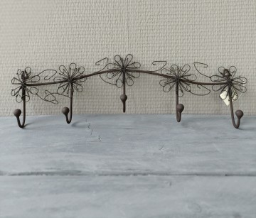 Sfeervolle zinken wandhaak met bloemen en vijf haken aan de muur