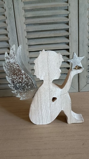 Zittend engeltje met ster op de hand aan achterkant