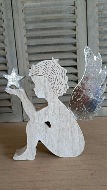 Zittend engeltje met ster op de hand