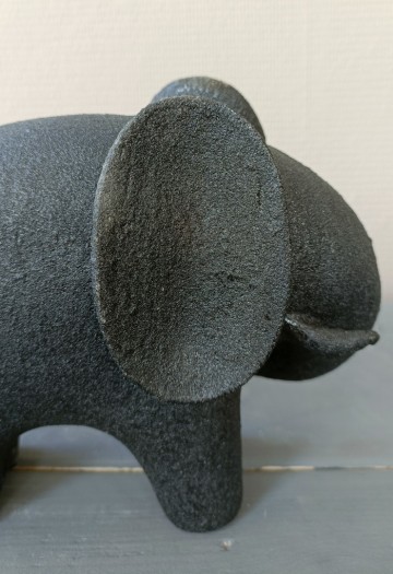 Close up van de fijne korrelstructuur van het zwarte decoratiebeeld olifant 20x11x17 cm