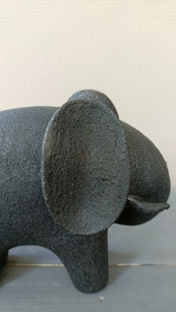 Close up van de fijne korrelstructuur van het zwarte decoratiebeeld olifant 20x11x17 cm
