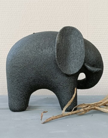 Zwart decoratiebeeld olifant 20x11x17 cm van opzij met de ronde vormen en matte afwerking