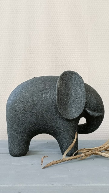 Zwart decoratiebeeld olifant 20x11x17 cm van opzij met de ronde vormen en matte afwerking