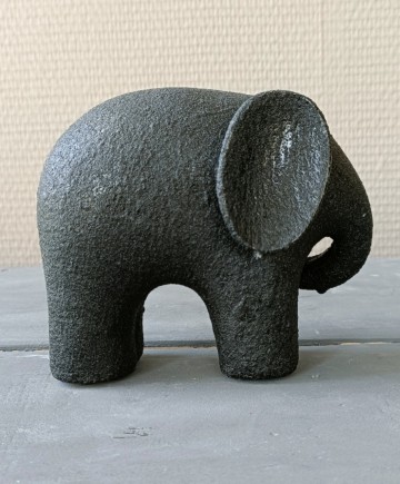 Pors olifant decoratie met subtiele structuur gefotografeerd van de zijkant