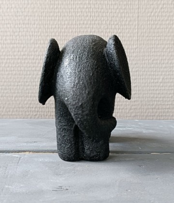 Pors olifant beeldje van voren met vriendelijke uitstraling en subtiele structuur