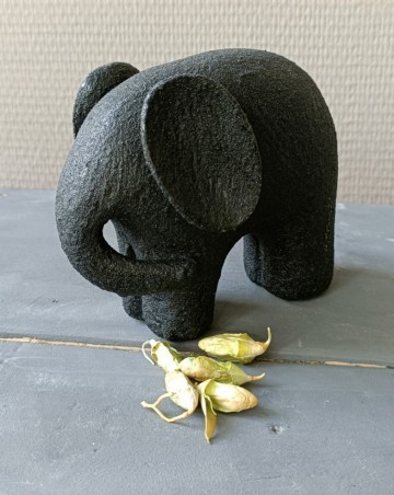 Pors olifant decoratie met bloemknopjes bij de slurf alsof hij aan het eten is