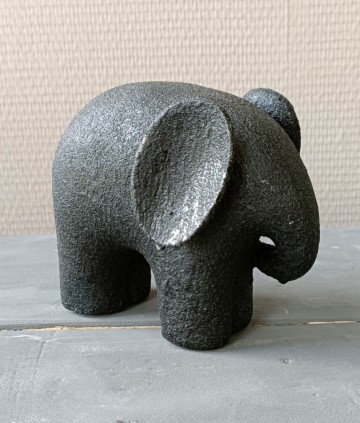 Pors olifant decoratie van links gefotografeerd met zichtbare structuurdetails